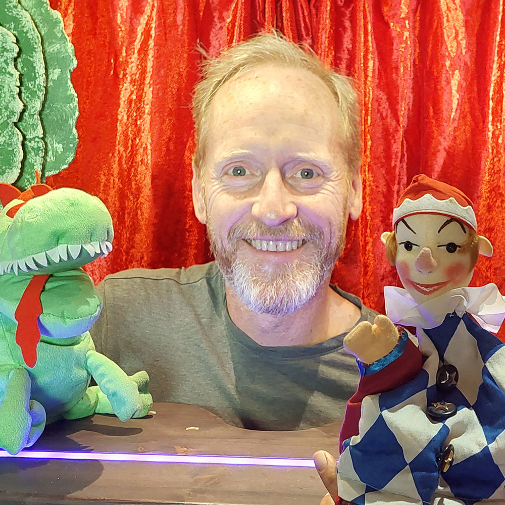 Portrait Pasqual Comoth mit Puppen Kasperl und Mampfned Portrait Pasqual Comoth mit Puppen Kasperl und Mampfned